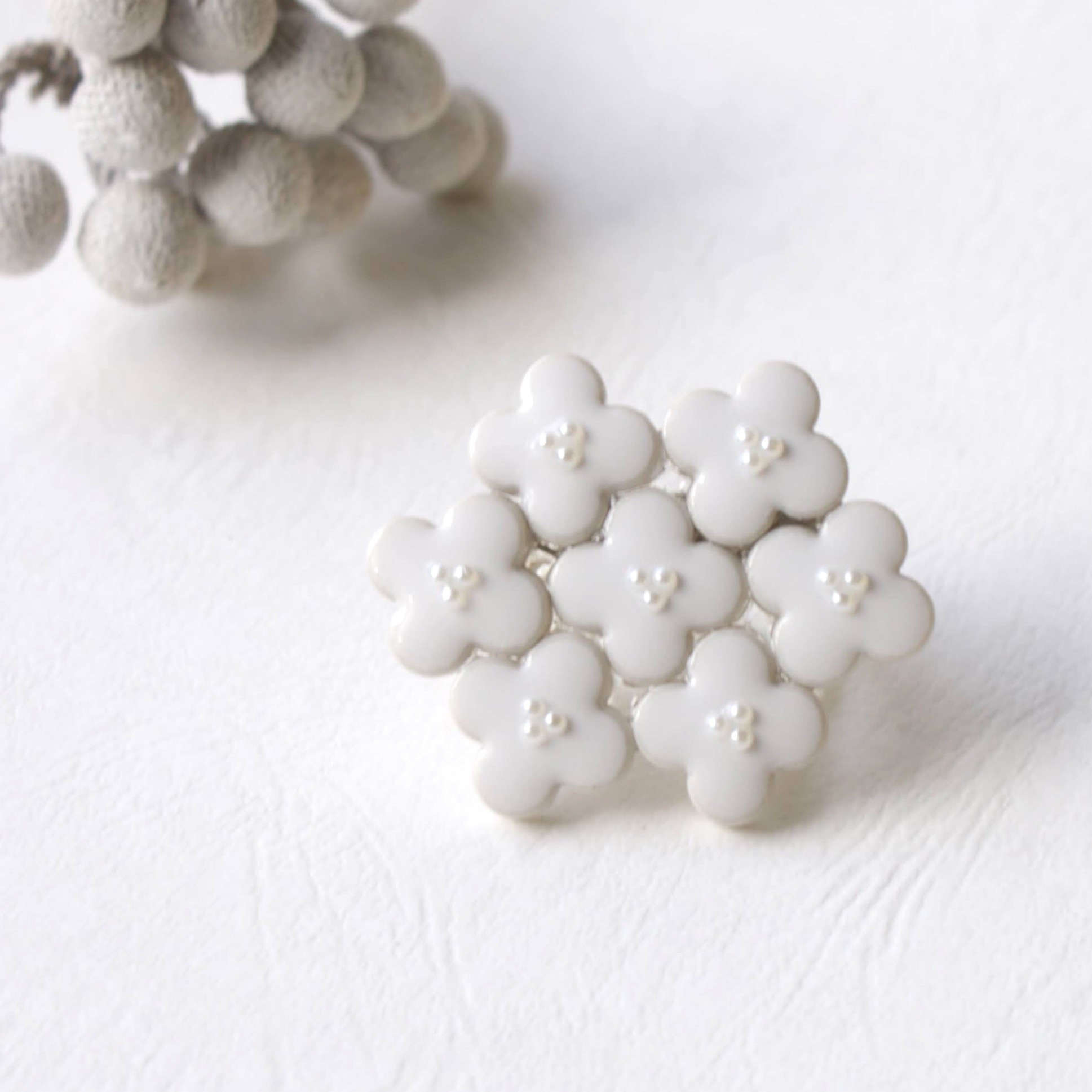 美濃焼とパールの紫陽花ブローチセット ピアスorイヤリング ホワイト　フォーマル　帯留め　白