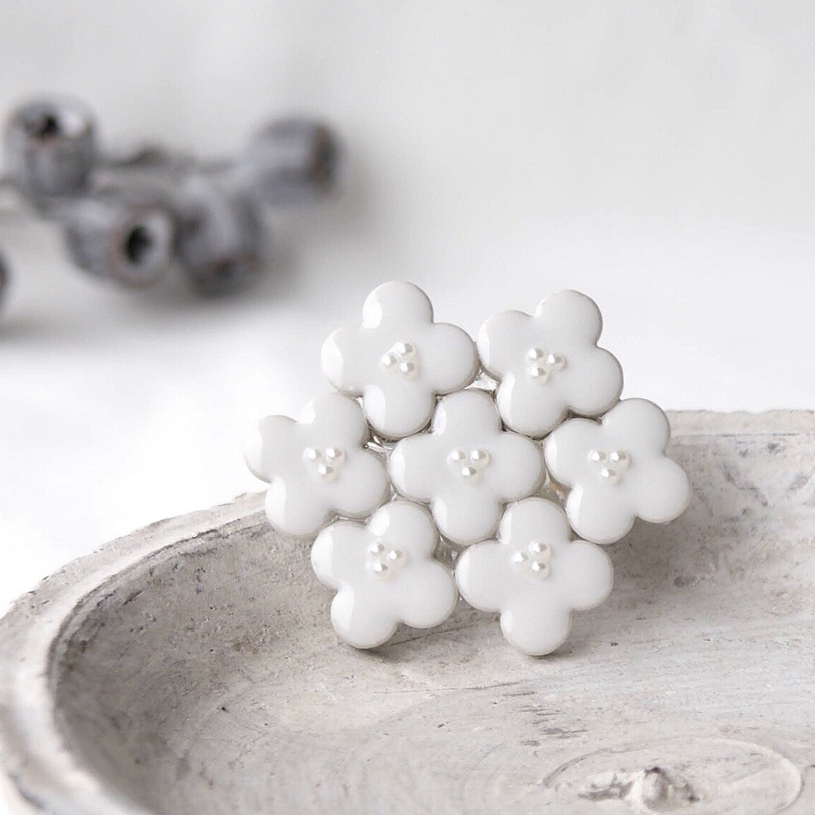 美濃焼とパールの紫陽花ブローチセット ピアスorイヤリング ホワイト　フォーマル　帯留め　白