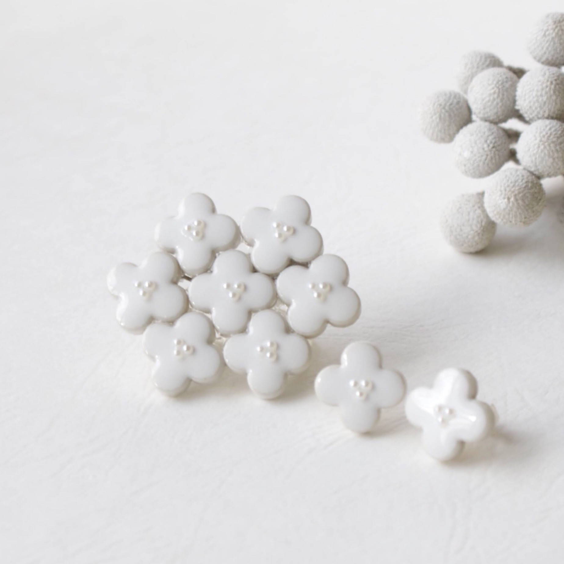 美濃焼とパールの紫陽花ブローチセット ピアスorイヤリング ホワイト　フォーマル　帯留め　白