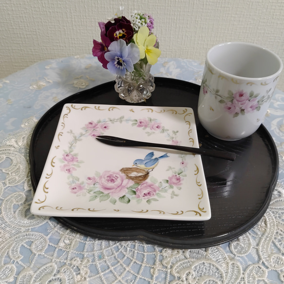 ♡四角皿➕湯呑み茶碗(小鳥と薔薇) 1枚目の画像