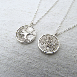 [可選生日石] 橄欖和燕子雙面硬幣項鍊 第5張的照片