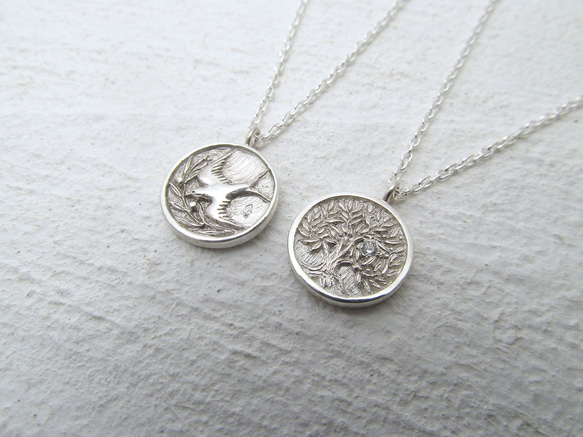 [可選生日石] 橄欖和燕子雙面硬幣項鍊 第5張的照片
