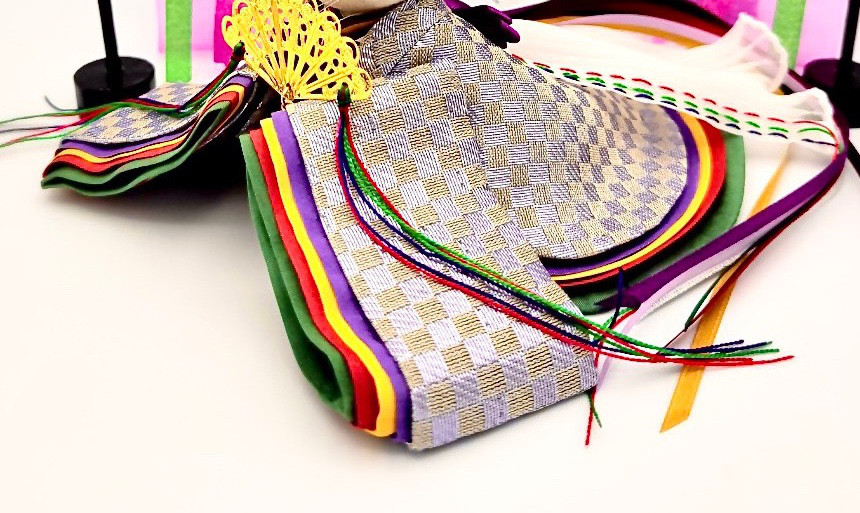 446 ひなまつり 小さな着せ替えお着物〈お姫様〉十二単《西陣織》銀色地に淡藤市松模様錦かさね【伸縮襟仕様】