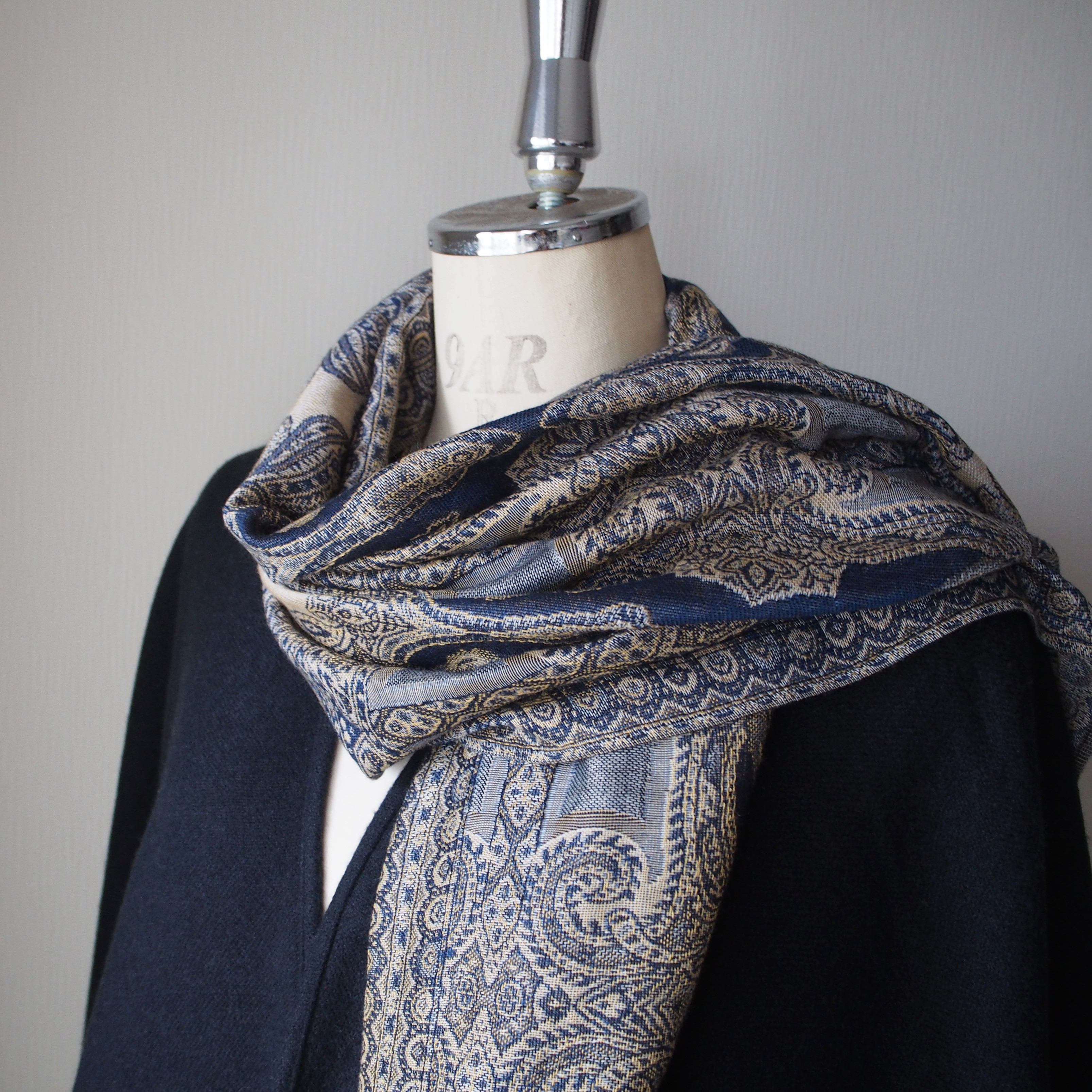 特集掲載【大人気★ジャガード織ショール】マフラー・グラナダ・ネイビーブラック