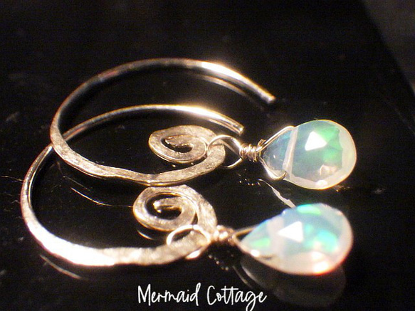 【宝石質】*14kgf*Swirl and Opal プレシャスオパールの渦巻きピアス☆槌目 2枚目の画像