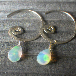 【宝石質】*14kgf*Swirl and Opal プレシャスオパールの渦巻きピアス☆槌目 14枚目の画像