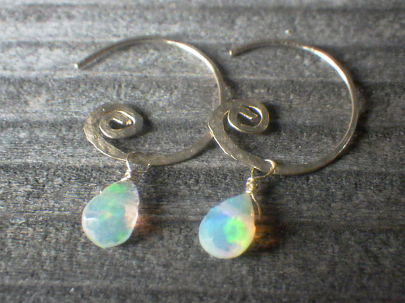 【宝石質】*14kgf*Swirl and Opal プレシャスオパールの渦巻きピアス☆槌目 14枚目の画像