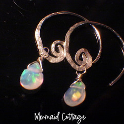 【宝石質】*14kgf*Swirl and Opal プレシャスオパールの渦巻きピアス☆槌目 4枚目の画像