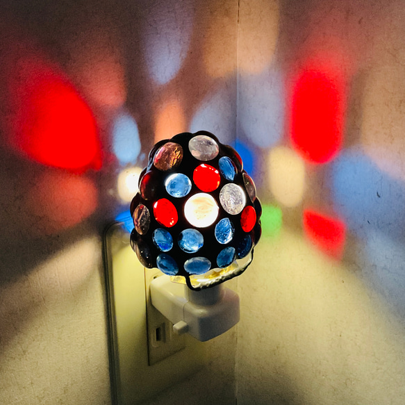 光るきのこのおやすみランプ008 コンセント式　LED ステンドグラス 1枚目の画像