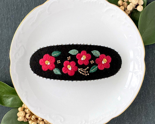 レトロモダンな椿（ツバキ）の刺繍バレッタ No.351 和風／レトロ