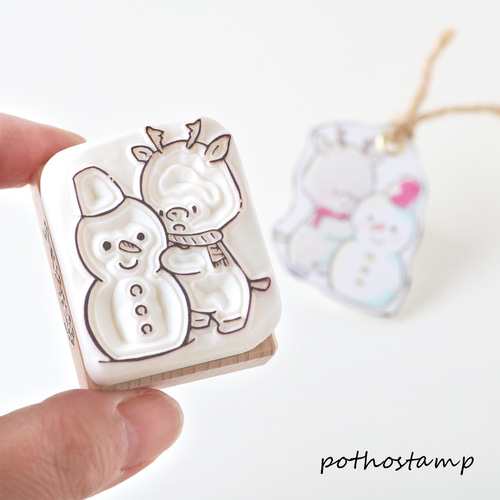 雪だるまを作るトナカイくんの消しゴムはんこ はんこ・スタンプ ぽと