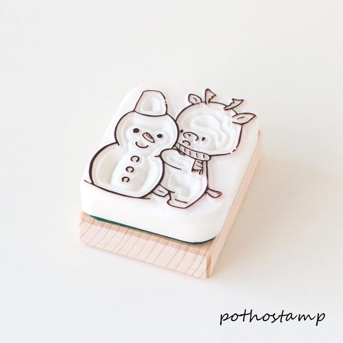雪だるまを作るトナカイくんの消しゴムはんこ はんこ・スタンプ ぽと