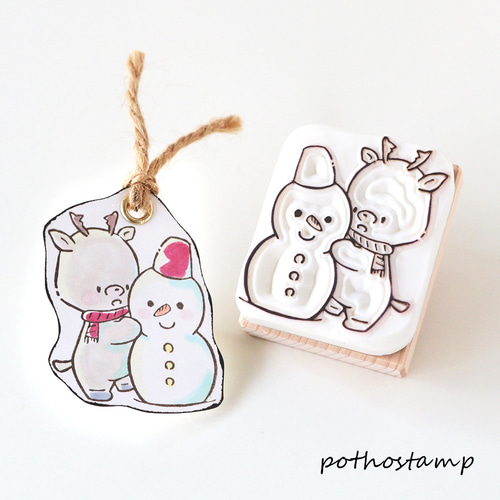 雪だるまを作るトナカイくんの消しゴムはんこ はんこ・スタンプ ぽと