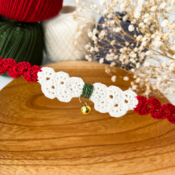 クリスマス＊リボン付きのレース編み猫首輪【サイズオーダータイプ】軽くてやわらかい猫の首輪　白×赤×緑 3枚目の画像