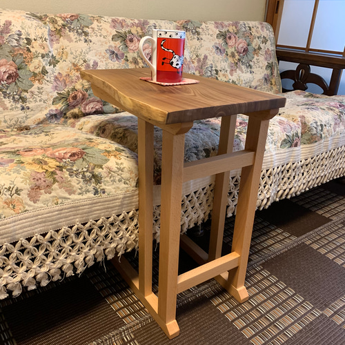 天板に槐(エンジュ)の無垢両耳付一枚板を使ったサイドテーブル、ナイト  