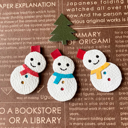 カラーが選べる☆小さな雪だるまちゃんの本革ストラップ その他