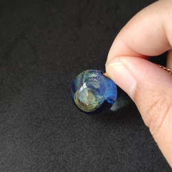 ブルーの輝く宇宙玉レジンの球体ネックレス 6枚目の画像