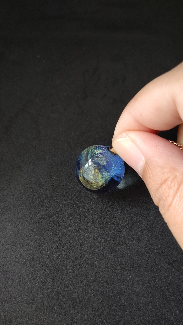 ブルーの輝く宇宙玉レジンの球体ネックレス 6枚目の画像