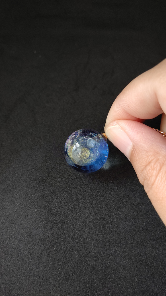 ブルーの輝く宇宙玉レジンの球体ネックレス 7枚目の画像