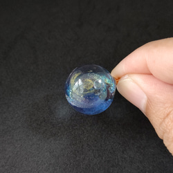 ブルーの輝く宇宙玉レジンの球体ネックレス 5枚目の画像