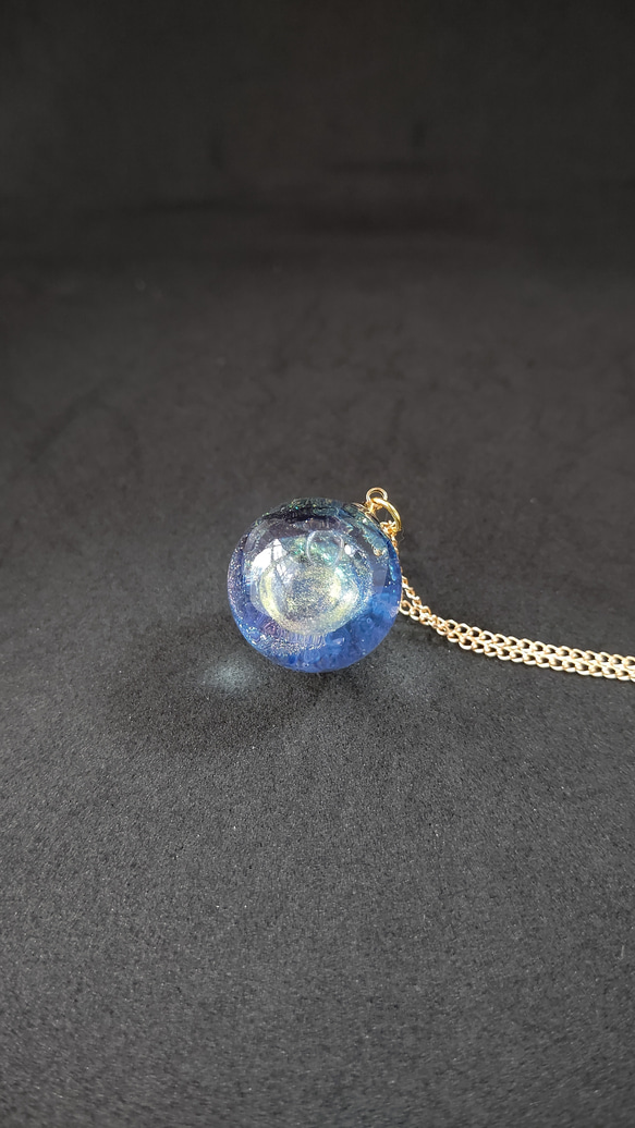 ブルーの輝く宇宙玉レジンの球体ネックレス 4枚目の画像