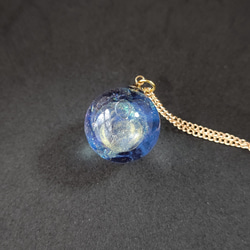 ブルーの輝く宇宙玉レジンの球体ネックレス 2枚目の画像