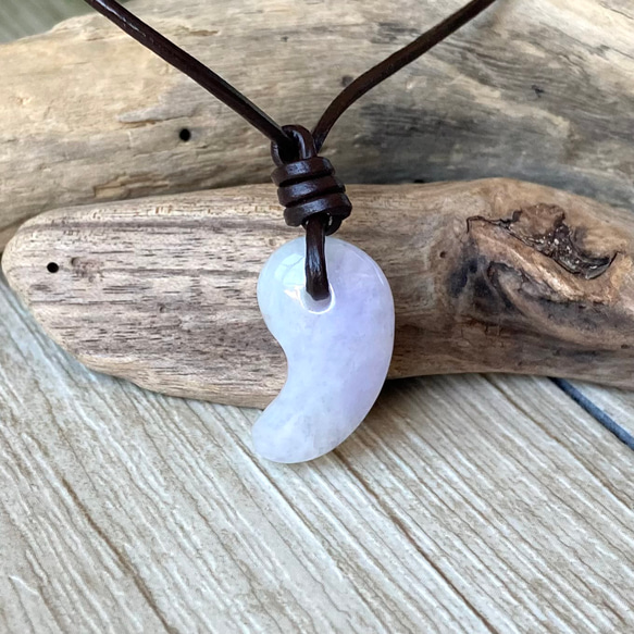 成功へ導く美しい紫の勾玉/ラベンダー翡翠/パワー 天然石 ストーン