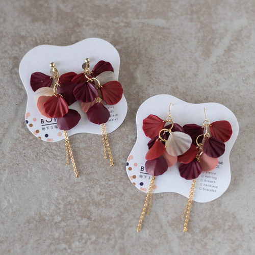 花びらロングピアス/イヤリング /レッド ピアス（フック・チェーン 
