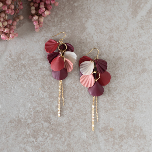 花びらロングピアス/イヤリング /レッド ピアス（フック・チェーン 