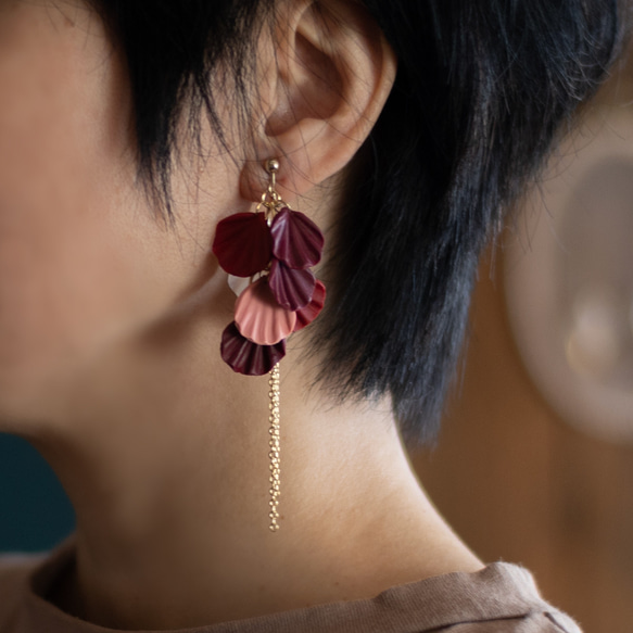 花びらロングピアス/イヤリング /レッド ピアス（フック・チェーン 