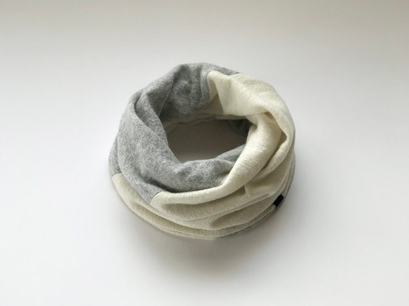 温度を纏う 純カシミヤのふわふわBi-colorねじりスヌード  White/Lgray 5枚目の画像