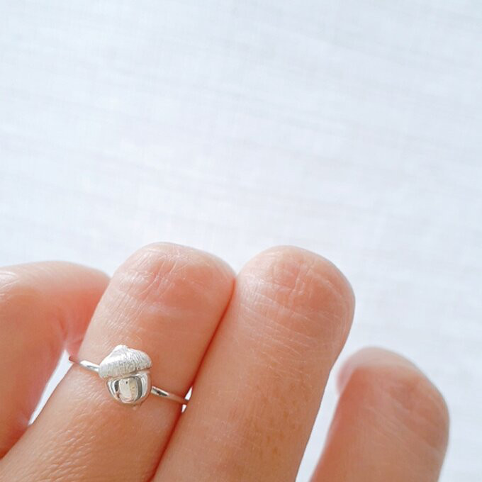 【どんぐりの指輪】  どんぐりアクセサリー  どんぐりジュエリー   ピンキーリン グ 細い指輪 京都ピンキーリング