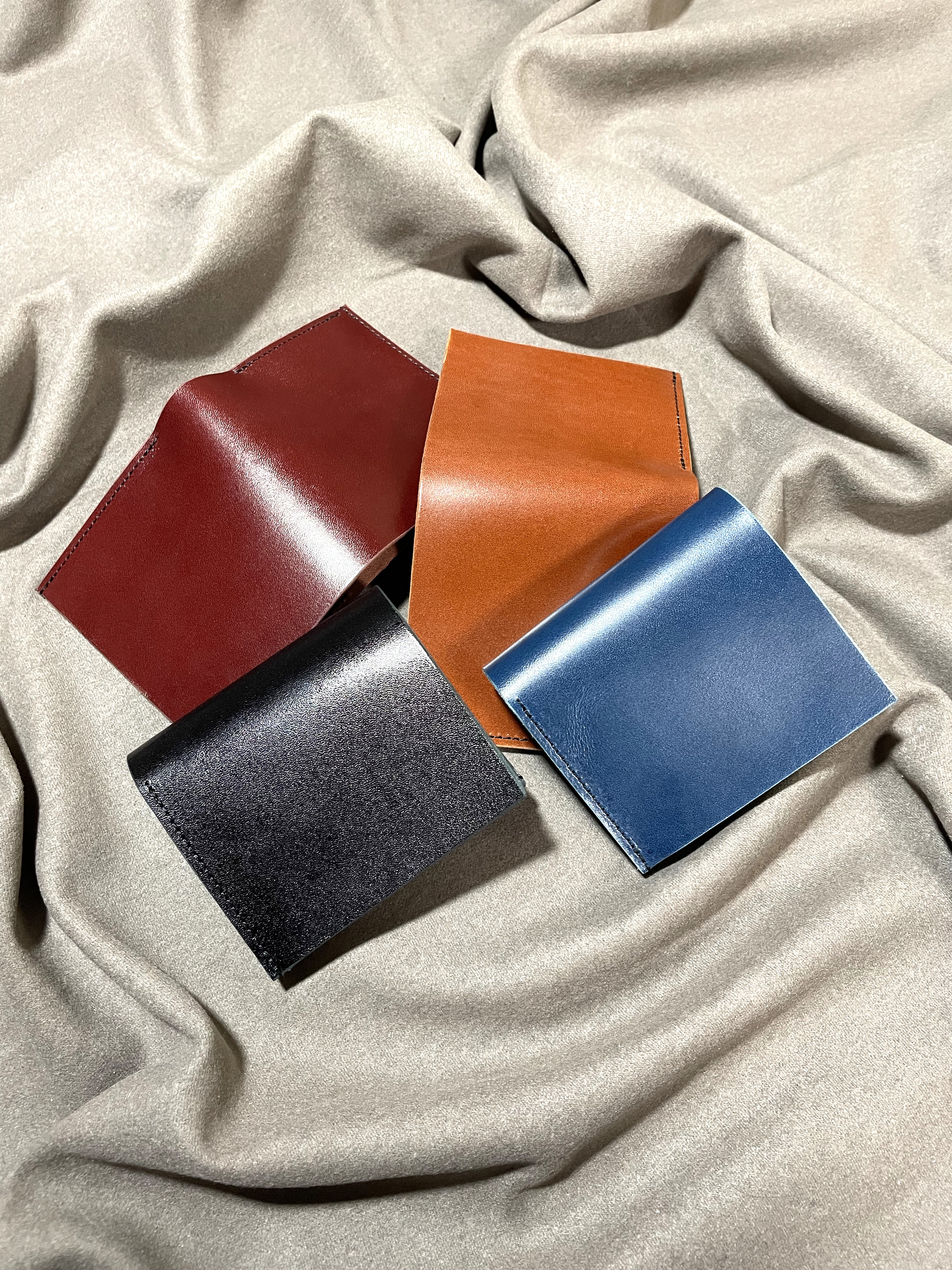 コンパクト二つ折り財布 【栃木レザー 本革】