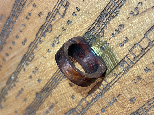 木製　花梨と真鍮の指輪　オリジナナル檜のケースプレゼント　文字入れ無料 3枚目の画像