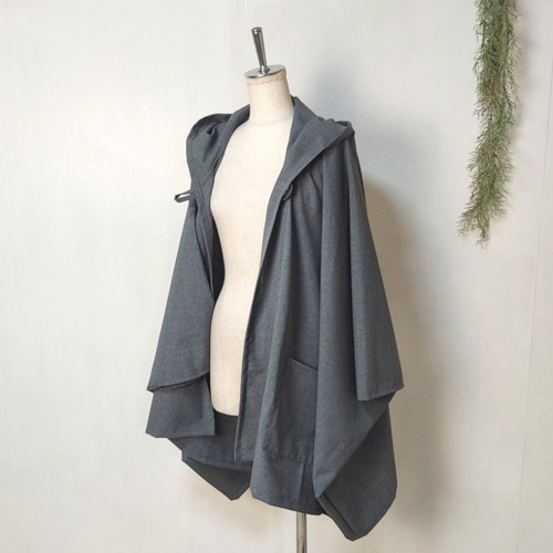 グレーのポンチョ ～ 良質生地 ケープ コート マント ジャケット