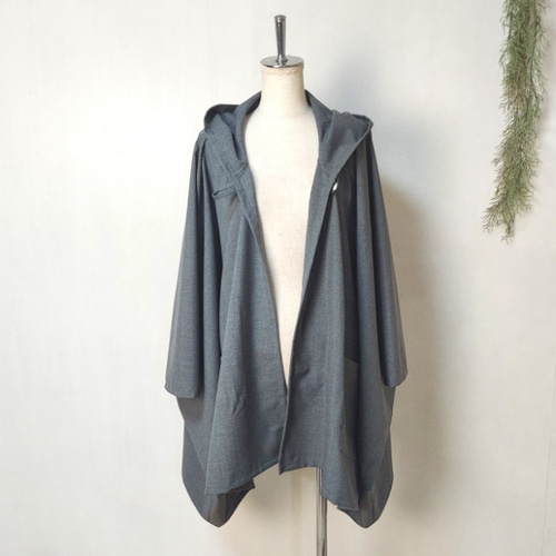 グレーのポンチョ ～ 良質生地 ケープ コート マント ジャケット