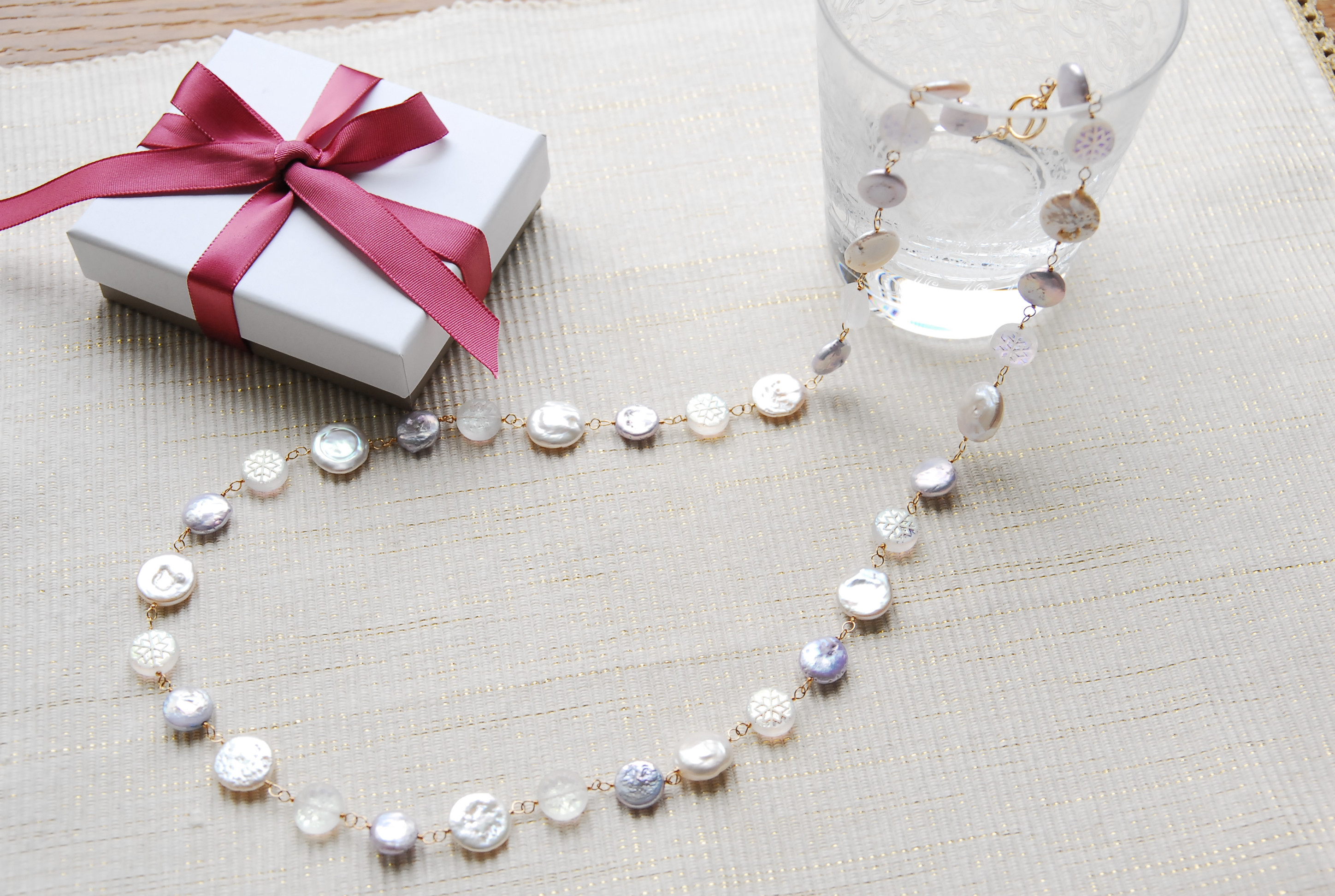 雪の結晶ビーズと２種のパールのネックレス　１４kgf