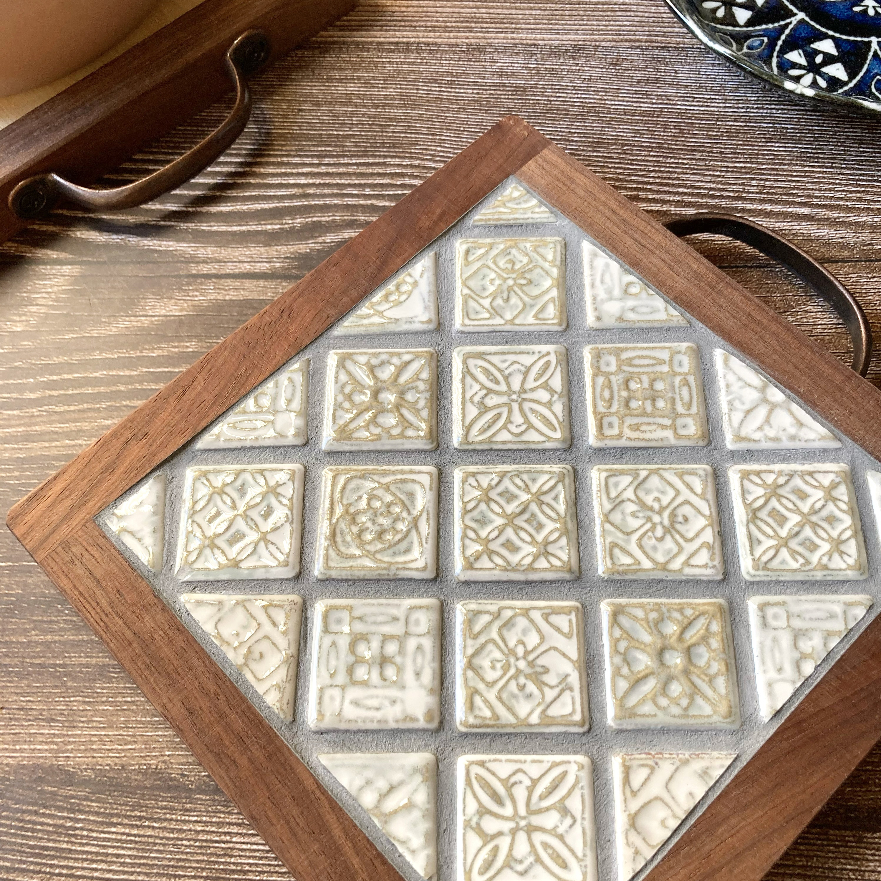 【再販4】モザイクタイル 鍋敷き ／ 取っ手付き（ 彫刻柄タイル ホワイト系MIX ／オーダー木枠：ウォールナット材）