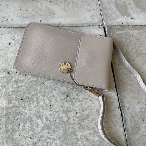 ショルダーに入れたまま充電可能！窓付きスマホショルダー フラップ