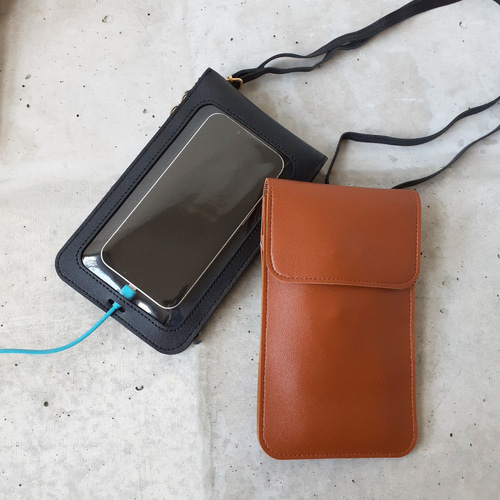 ショルダーに入れたまま充電可能！窓付きスマホショルダー フラップ