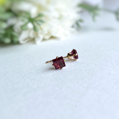 9K ゴールド　天然ガーネットスクエアカットのピアス 9K ゴールド 天然ガーネットスクエアカットのピアス Gold pierce