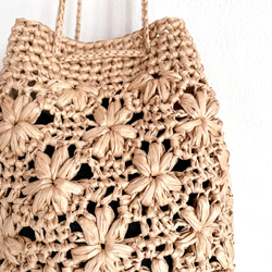 《受注製作》マニラヘンプヤーンで編んだ　花模様の巾着バッグ　　小さめサイズ　ナチュラルカラー 3枚目の画像