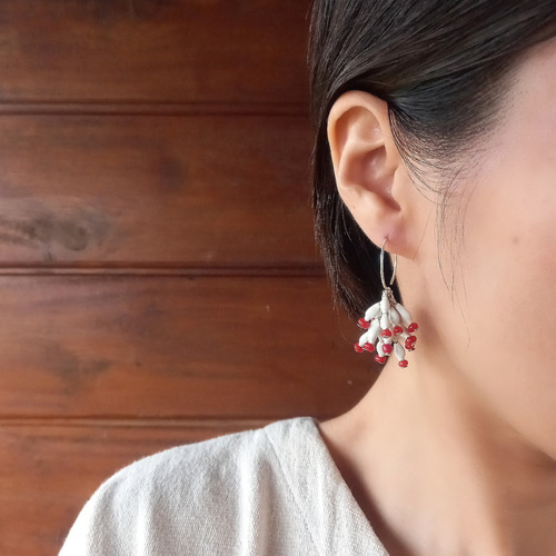 ジュズダマシャワーの耳飾り 赤 /ピアス or イヤリング/ カレン