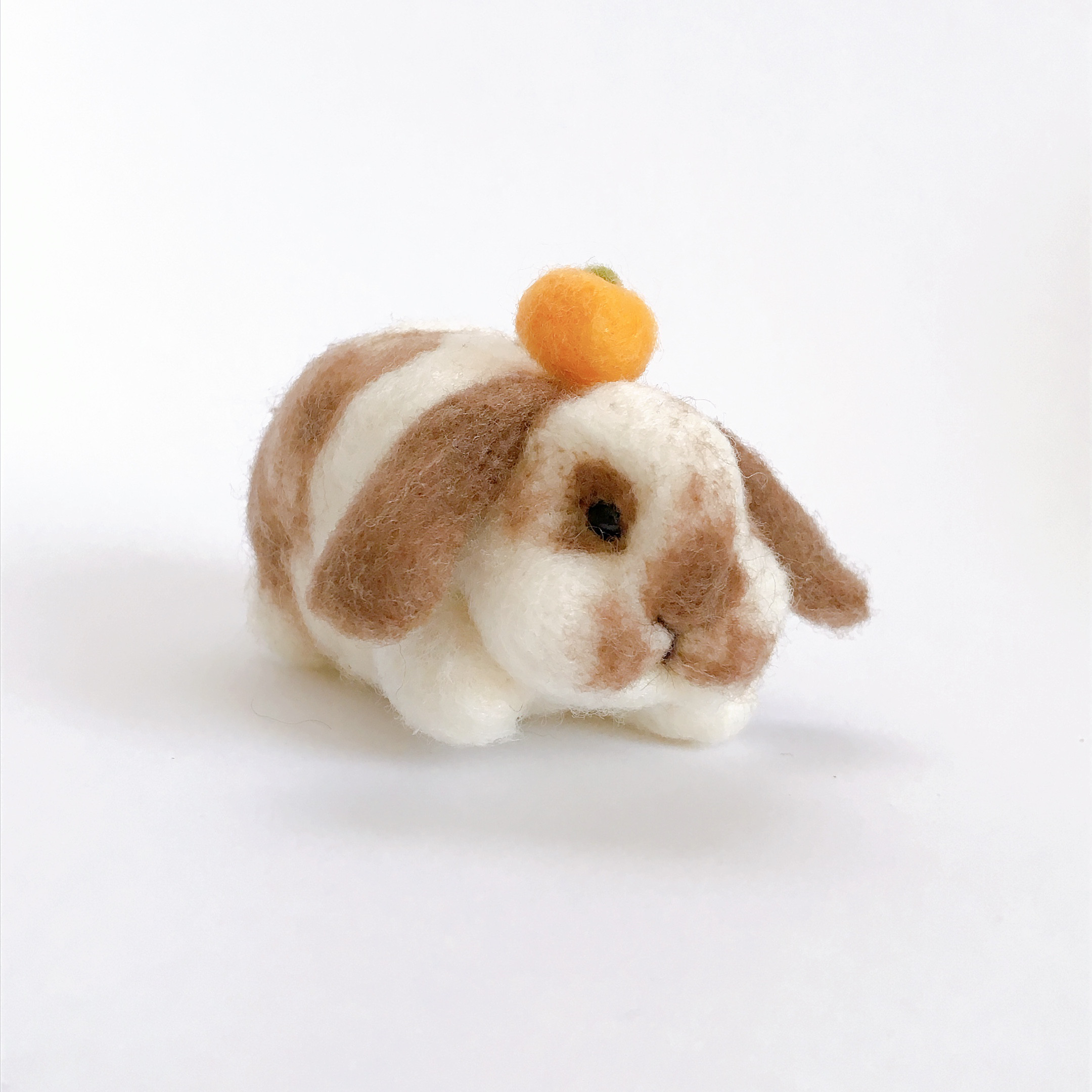 ロップイヤーうさぎのマスコット(茶色×白色) 羊毛フェルト ロップイヤーうさぎのマスコット(茶色×白色) 羊毛フェルト