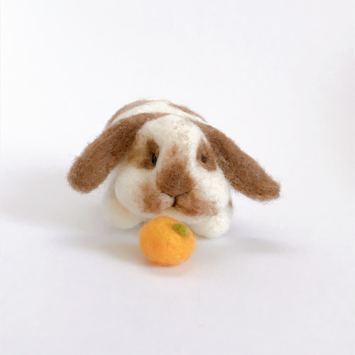 ロップイヤーうさぎのマスコット（茶色×白色） 羊毛フェルト 羊毛