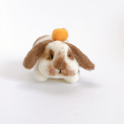 ロップイヤーうさぎのマスコット（茶色×白色） 羊毛フェルト 羊毛