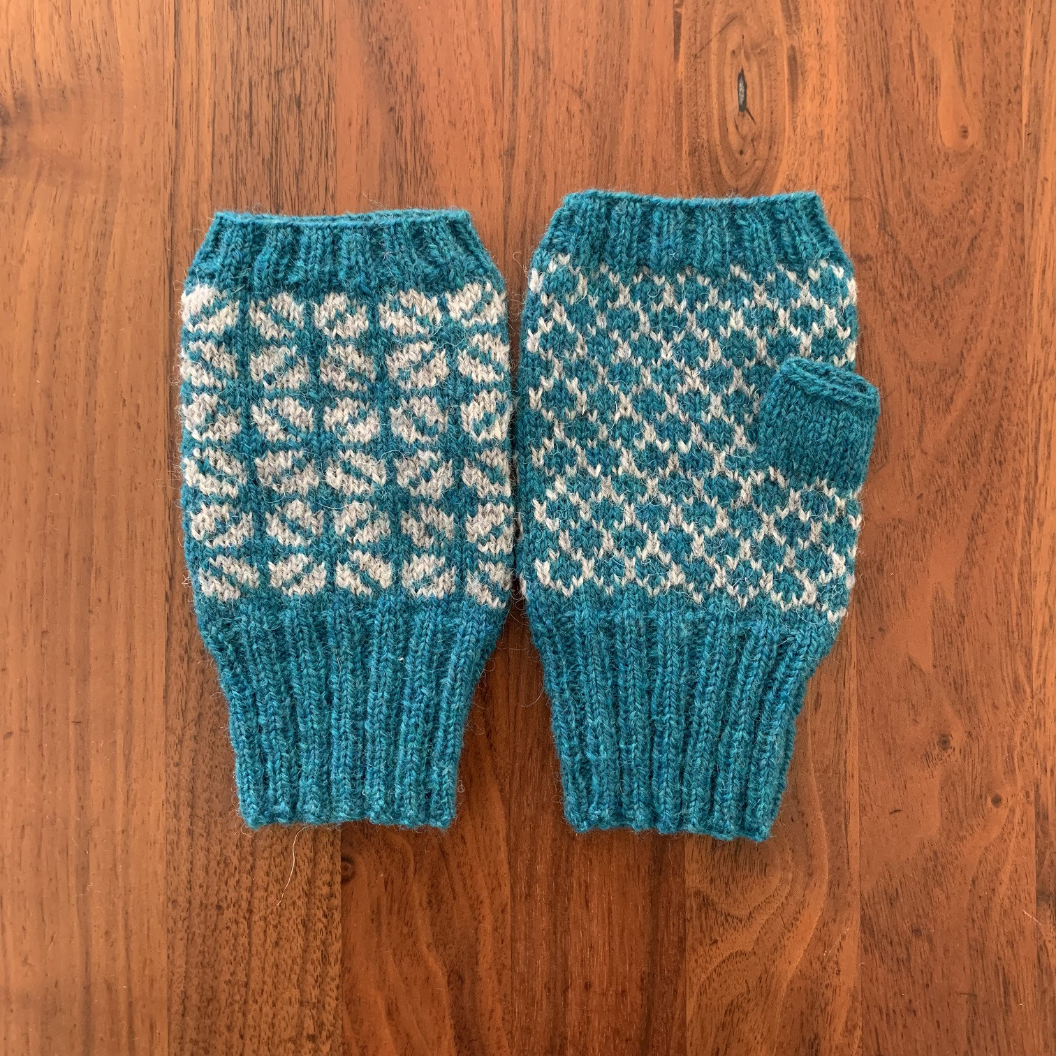 北欧ラトビア伝統柄のハンドウォーマー（マーメイドグリーン）