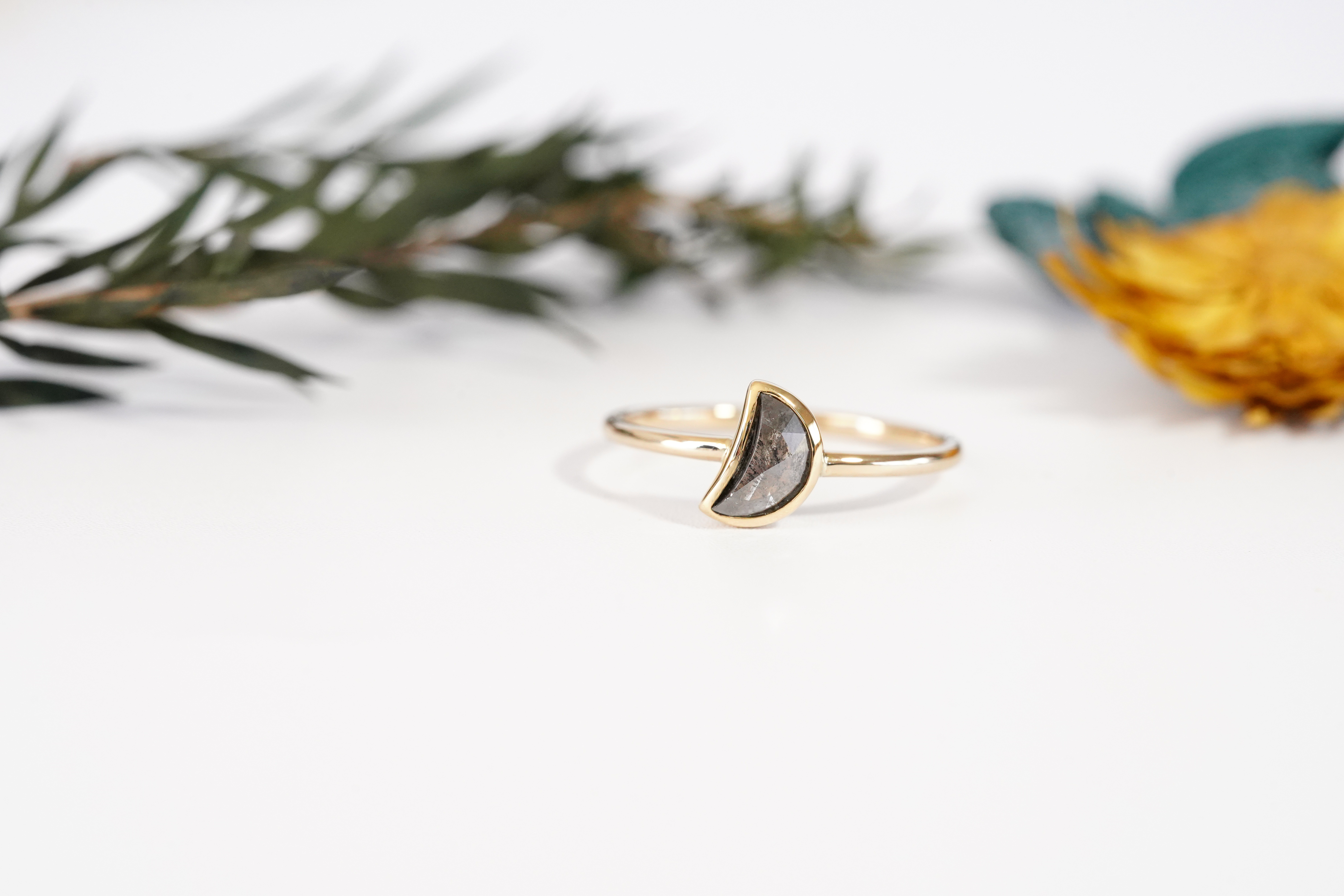 K18YG 三日月カット天然ダイヤモンドリング