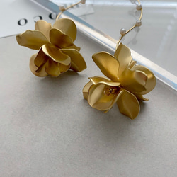 bridal pierce《k16gp   ブライダル　ウェディング　ゴールド　フラワー　ウェーブ　パール　お呼ばれ》 6枚目の画像