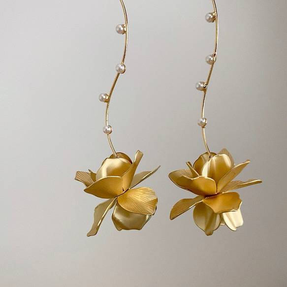 bridal pierce《k16gp   ブライダル　ウェディング　ゴールド　フラワー　ウェーブ　パール　お呼ばれ》 3枚目の画像